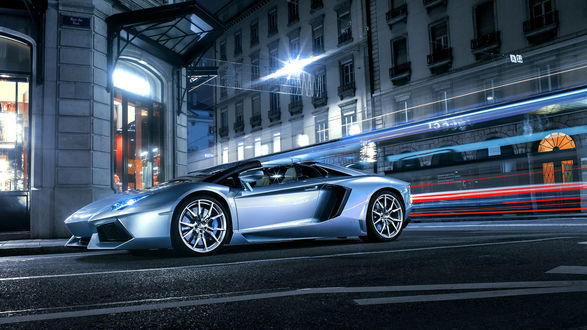 Обои на рабочий стол Голубая Lamborghini / Ламборджини на ночной городской улице