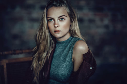 Обои на рабочий стол Симпатичная девушка с длинными волосами, фотограф jean / noir