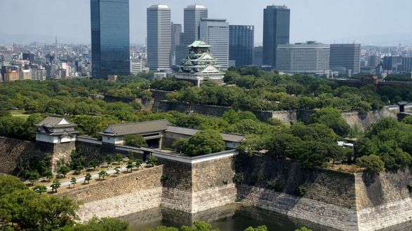 Обои на рабочий стол Замок в Осаке / Osaka на фоне небоскребов, Япония / Japan