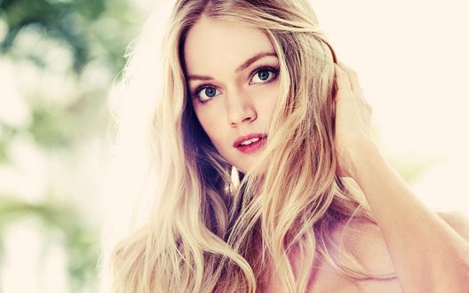 Обои на рабочий стол Красивая длинноволосая модель Lindsay Marie Ellingson / Линдсей Мэри Эллингсон смотрит на нас, поднеся руку к волосам