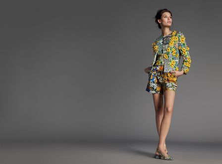 Обои на рабочий стол Модель Bianca Balti / Бьянка Балти в ярком наряде и туфлях позирует на сером фоне, фото для Dolce and Gabbana / Дольче и Габбана