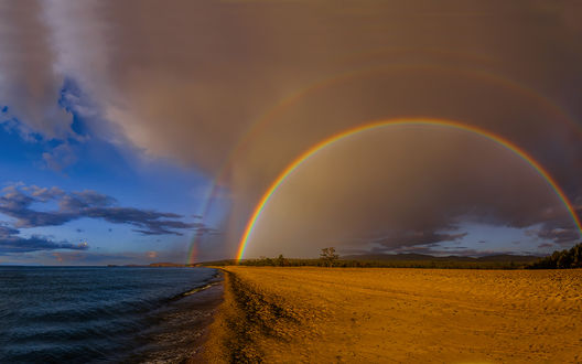 Над широким. Лето Радуга панорама. Фото двойная Радуга над морем в солнце.