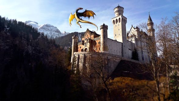 Обои на рабочий стол Schloss Neuschwanstein / Замок Нойшванштайн, Бавария, с кружащим над ним драконом
