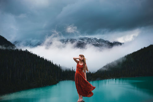 Обои на рабочий стол Девушка стоит у озера на фоне природы, фотограф Lizzy Gadd
