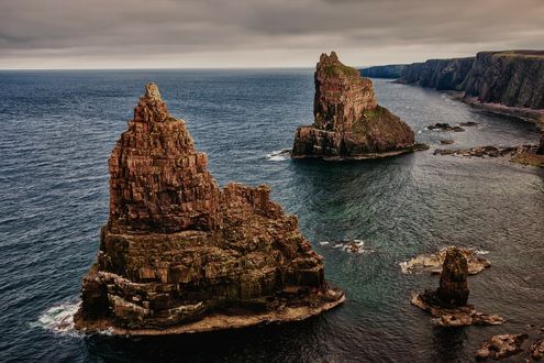 Обои на рабочий стол Scotland, UK, Duncansby Head / Шотландия, Дункансбай Хэд, прибрежные скалы Стражи земли