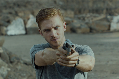 Обои на рабочий стол Актер Dan Stevens / Дэн Стивенс в фильме The Guest / Гость целится из пистолета