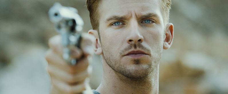 Обои на рабочий стол Актер Dan Stevens / Дэн Стивенс в фильме The Guest / Гость целится из пистолета