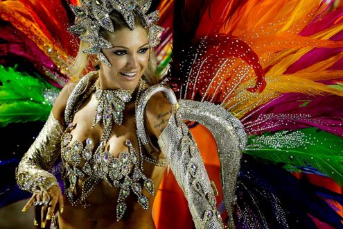 Обои на рабочий стол Девушка в ярком карнавальном костюме на карнавале в Rio de Janeiro / Рио-де-Жанейро, Brazil / Бразилия