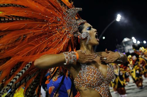 Обои на рабочий стол Девушка в карнавальном костюме на карнавале в Rio de Janeiro / Рио-де-Жанейро, Brazil / Бразилия