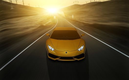 Обои на рабочий стол Желтый Lamborghini / Ламборгини едет по дороге