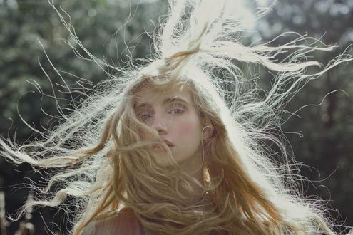 Обои на рабочий стол Девушка с развевающимися волосами, Marta Bevacqua Photography