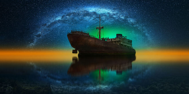 Обои на рабочий стол Заброшенный корабль на воде, фотограф Nasser Osman