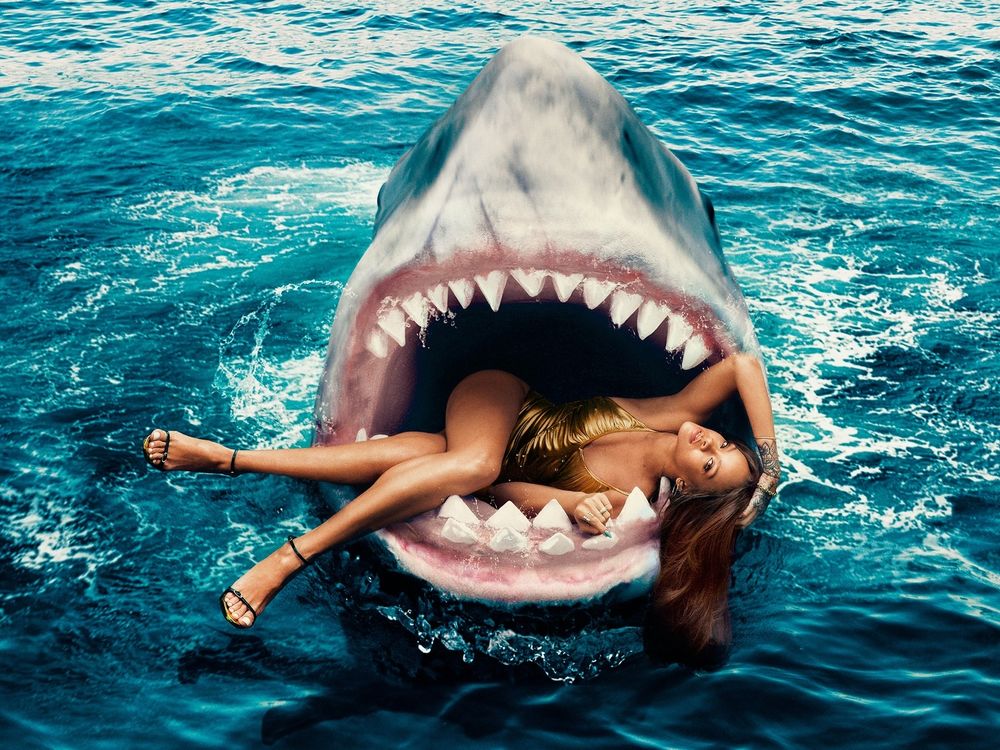 Обои для рабочего стола Известная певица Рианна / Rihanna, позирует в пасти механической акулы из фильма Jaws / Челюсти