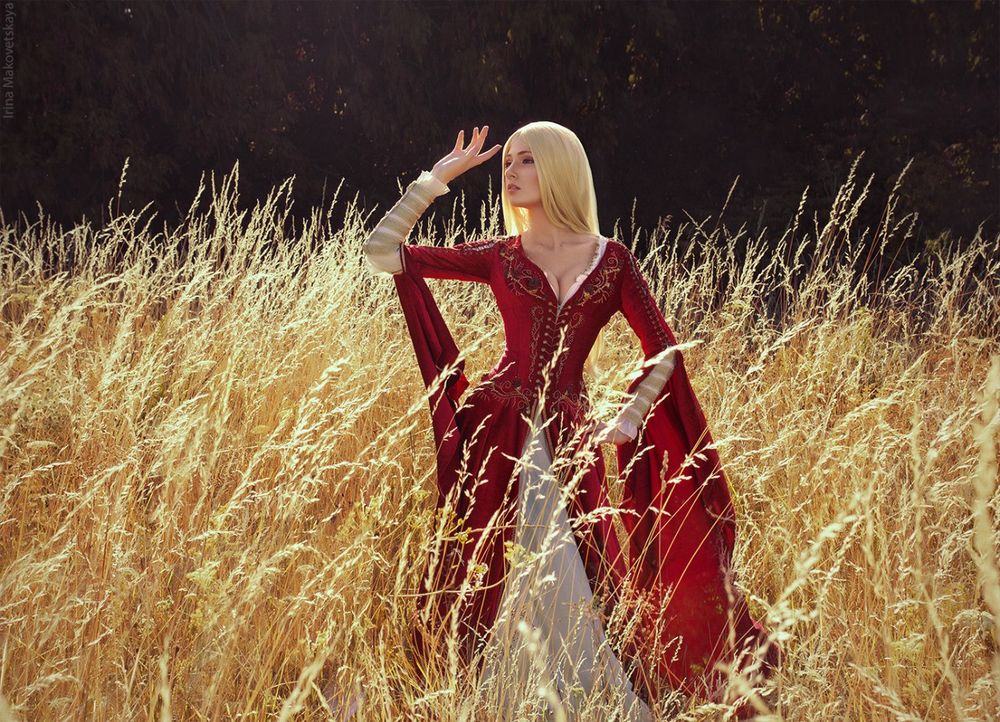 Обои для рабочего стола Cersei Lannister from books A Song of Ice and Fire / Серсея Ланнистер - персонаж серии фэнтези-романов Песнь Льда и Огня в длинном платье стоит в высокой траве, by bellatrixaiden
