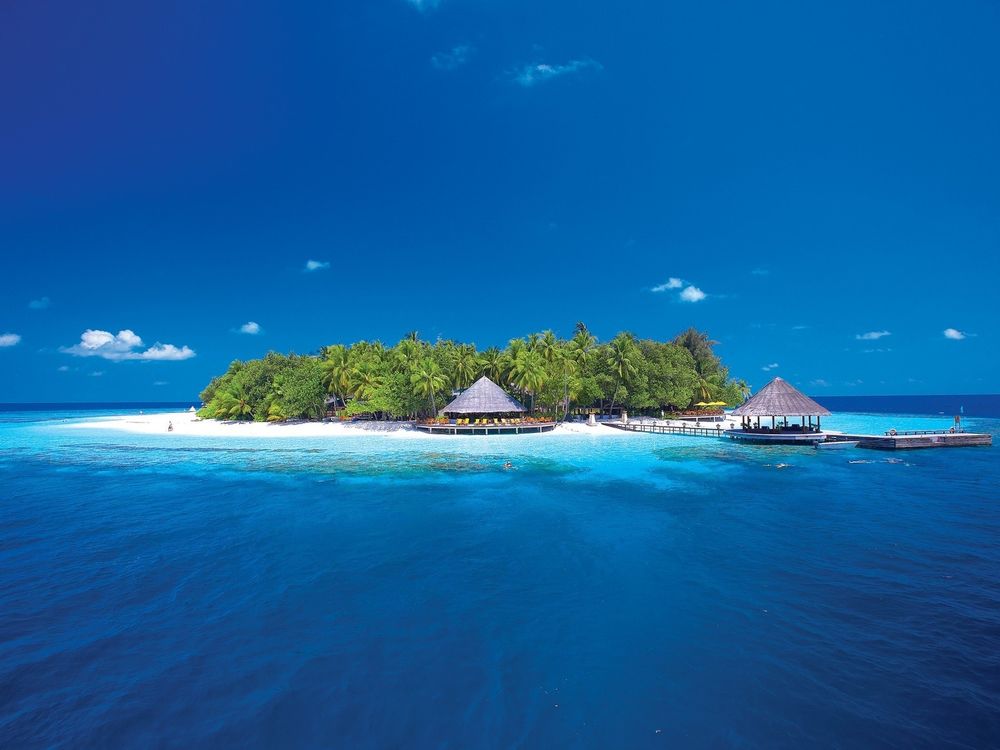 Обои для рабочего стола Angsana Ihuru Island Resort, Maldives / Ангсана Ихуру, Мальдивы, курортный отель на острове, бунгало, небо, море, лето