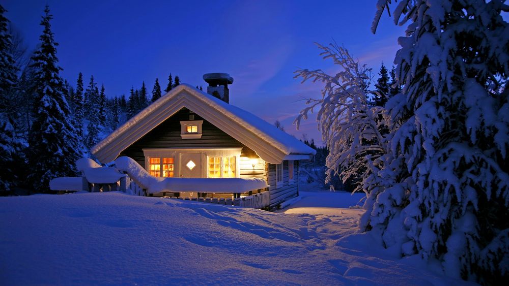 Обои для рабочего стола Деревянный домик среди заснеженных сосен в зимней вечерней тиши