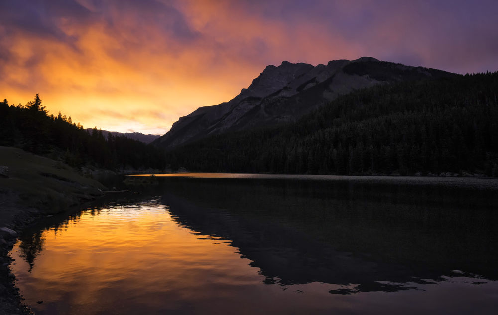 Обои для рабочего стола Яркий закат на Lake in Alberta, Canada / озере в провинции Альберта, Канада, фотограф Jeff Clow