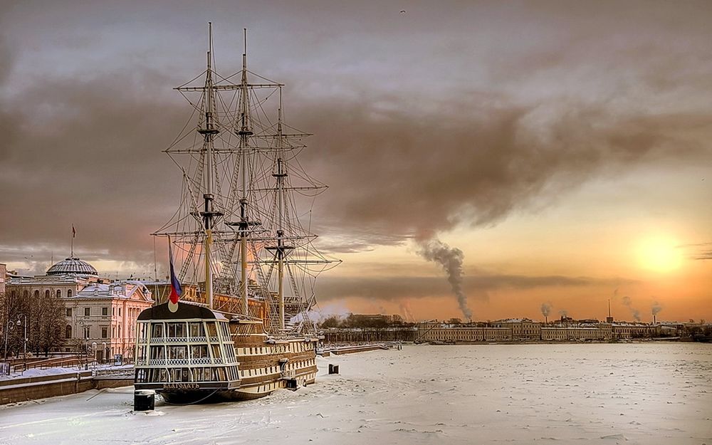 Обои для рабочего стола Парусник на скованной льдом утренней Неве, Санкт-Петербург, фотограф Эдуард Гордеев