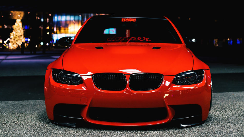 Обои для рабочего стола Шикарный красный BMW / БМВ на ночной городской улице