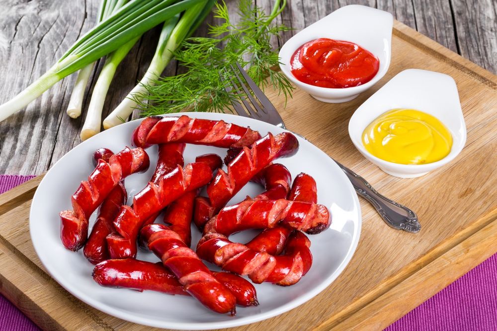 Обои для рабочего стола Тарелка с жареными сосисками и соусами