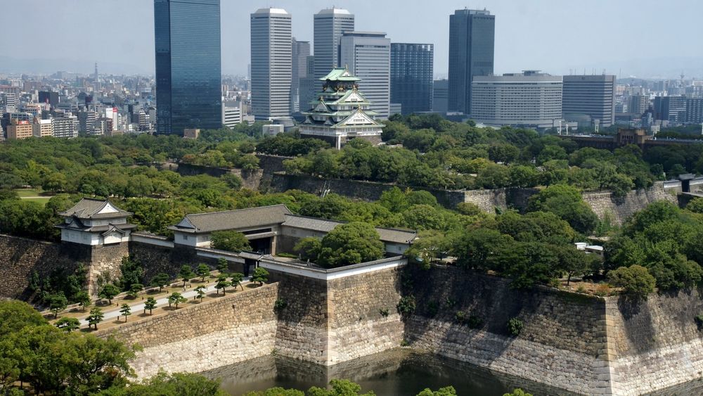Обои для рабочего стола Замок в Осаке / Osaka на фоне небоскребов, Япония / Japan