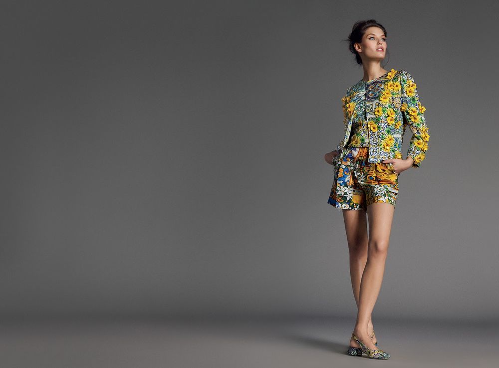 Обои для рабочего стола Модель Bianca Balti / Бьянка Балти в ярком наряде и туфлях позирует на сером фоне, фото для Dolce and Gabbana / Дольче и Габбана