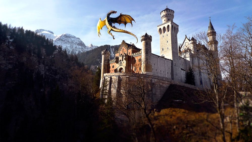 Обои для рабочего стола Schloss Neuschwanstein / Замок Нойшванштайн, Бавария, с кружащим над ним драконом