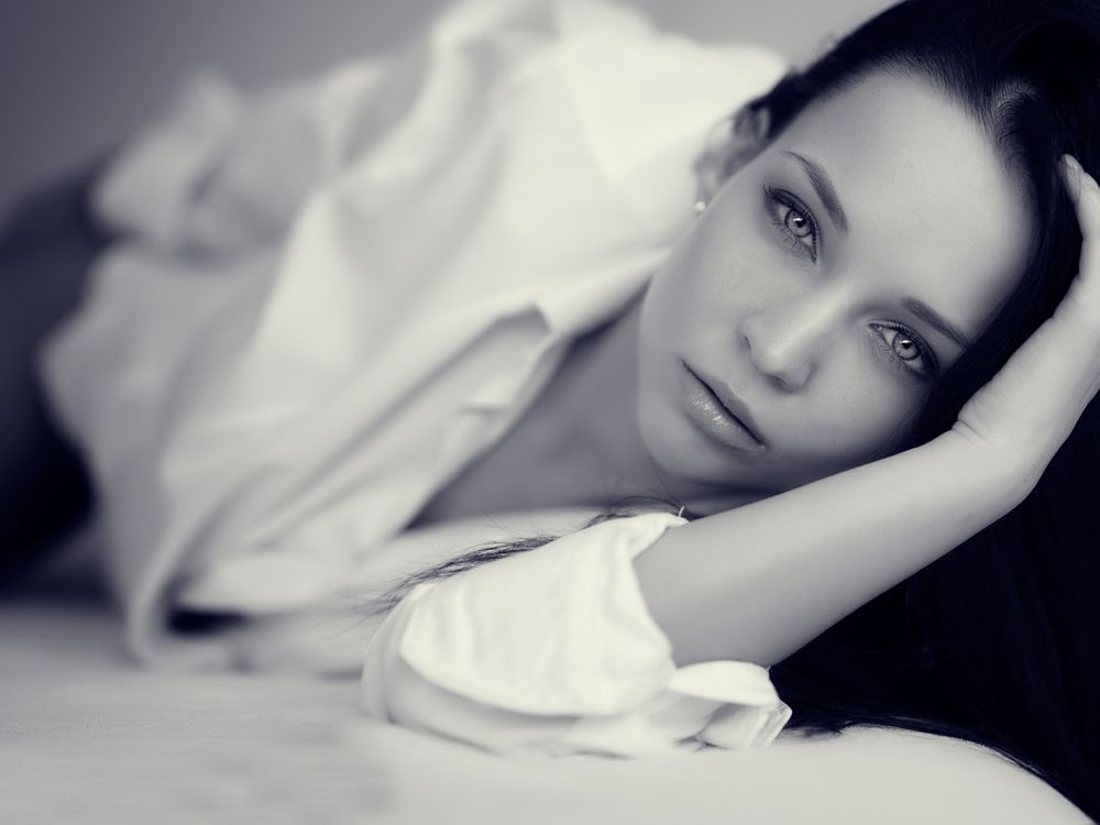 Обои для рабочего стола Портрет модели Angelina Petrova / Ангелины Петровой в черно-белых тонах