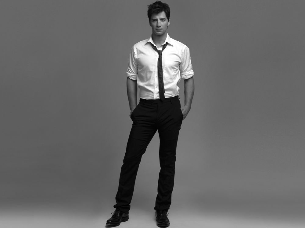 Обои для рабочего стола Греческий певец Sakis Rouvas / Сакис Рувас позирует на сером фоне