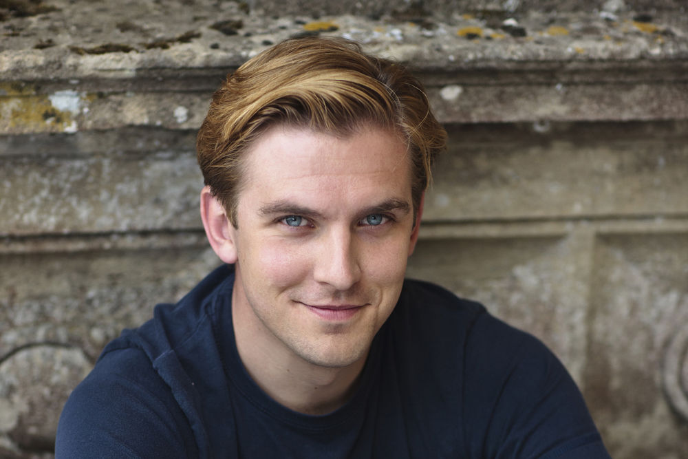 Обои для рабочего стола Английский актер Dan Stevens / Дэн Стивенс улыбаясь, смотрит на нас.