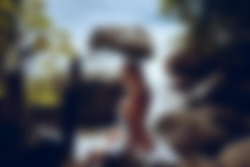 Обои на рабочий стол Девушка, прикрывшись белой тканью, сидит на камнях, фотограф Martin Strauss