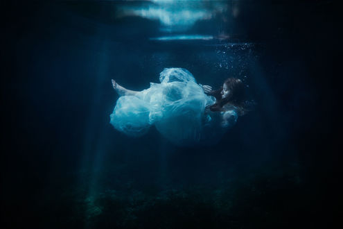 Обои на рабочий стол Девушка в белом платье под водой, by TJ Drysdale