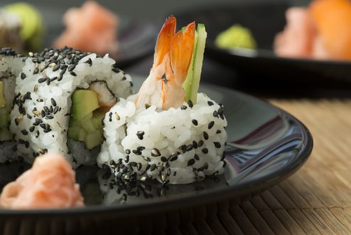 Обои на рабочий стол Японская кухня: роллы с креветками и маринованный имбирь на черной тарелке