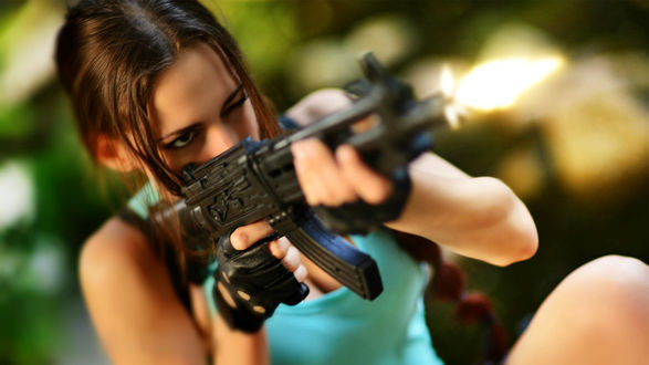 Обои на рабочий стол Lara Croft / Лара Крофт стреляет с автоматаиз игры Tomb Raider, by Josemanchado