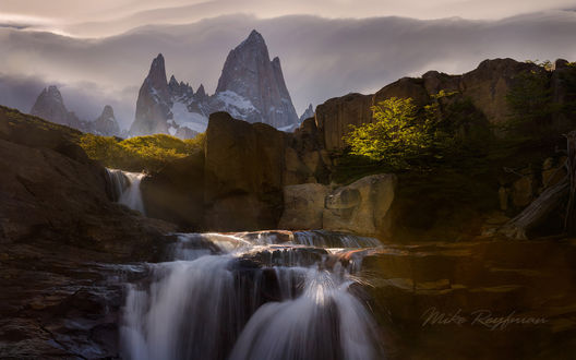 Обои на рабочий стол Водопад на ручье / Arroyo del Salto / на фоне горного массива Фицрой, by Mike Reyfman
