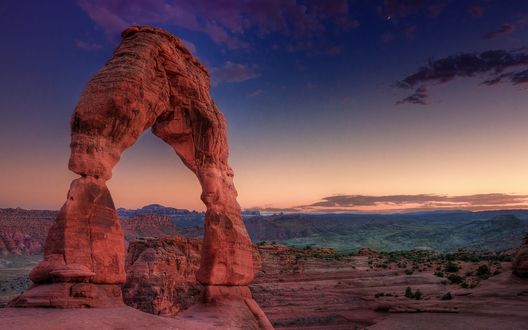 Обои на рабочий стол Скала в форме арки в каньоне, Arches national park, USA / США