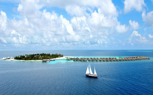 Обои на рабочий стол Maldives / Мальдивы, коралловый остров, бунгало курорта, парусная яхта, небо, океан, лето