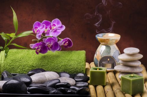 Обои на рабочий стол Spa-набор: зажженные свечи, орхидея, камешки, махровое полотенце и аромалампа