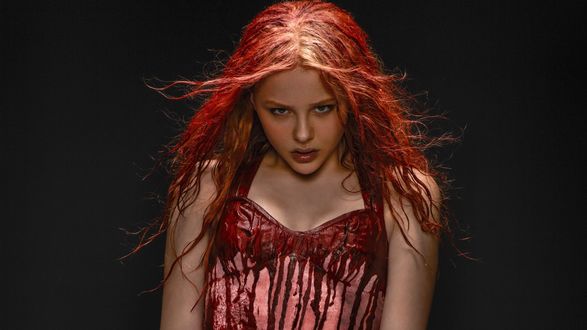 Обои на рабочий стол Американская актриса и модель Хлоя Грейс Морец / Chlo&; Grace Moretz / в роли невзрачной старшеклассницы по имени Кэрри, в фильме Телекинез / Carrie