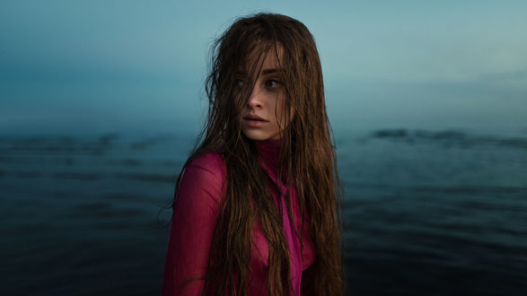 Обои на рабочий стол Девушка Мария в розовом стоит на фоне воды, фотограф Tatiana Mertsalova