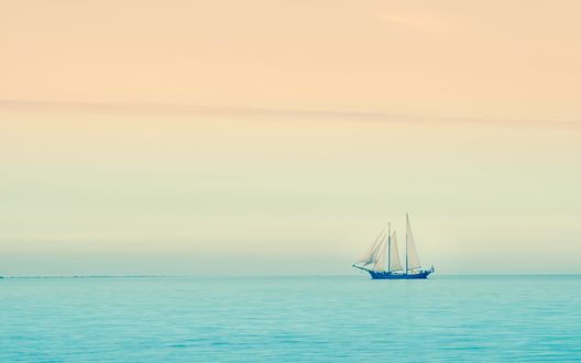 Обои на рабочий стол Вечернее море, с виднеющимся вдали парусником