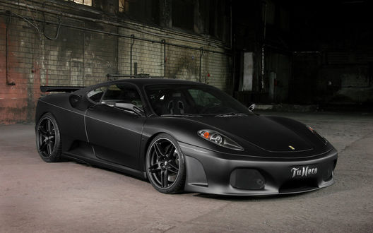Обои на рабочий стол Черный автомобиль Ferrari F430 из тюнинг-проекта Tu Nero в мрачном, но просторном гараже