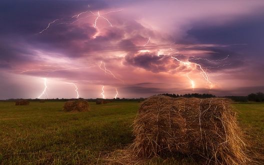 Обои на рабочий стол Гроза над скошенным полем, фотограф Сергей Сутковой