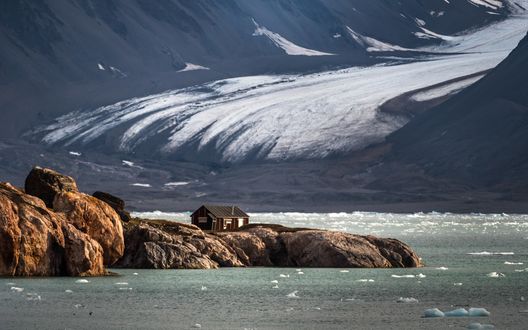 Обои на рабочий стол Шпицберген, северное море, дом на краю земли, фотограф Сергей Доля
