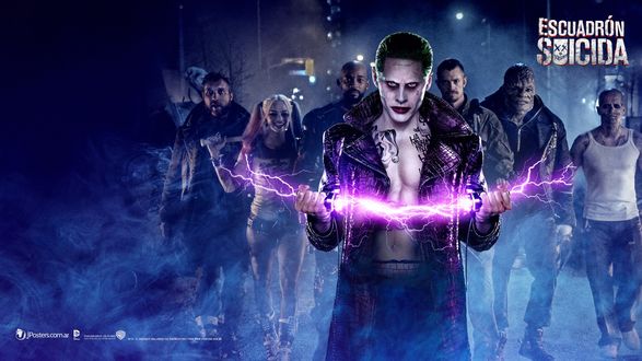 Обои на рабочий стол Персонажи американского фильма Отряд Самоубийц / Suicide Squad, на переднем плане Джокер / Joker с молнией в руках