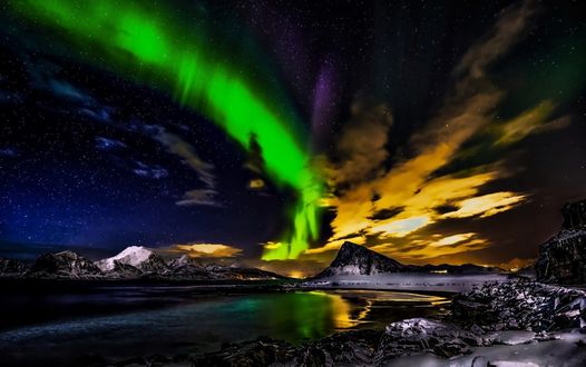 Обои на рабочий стол Северное сияние в Storsandnes, Lofoten / Storsandnes, Лофотене, Норвегия, фотограф Stein Liland