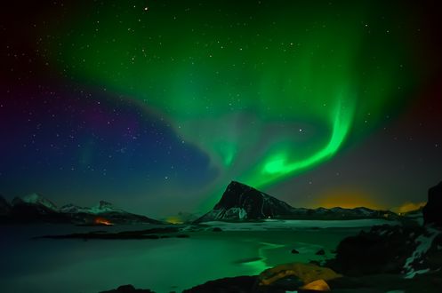 Обои на рабочий стол Северное сияние в Storsandnes, Lofoten / Storsandnes, Лофотене, Норвегия, фотограф Stein Liland