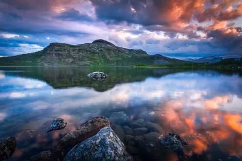 Обои на рабочий стол Горы под облачным небом и их отражение в воде, фотограф Lauri Lohi