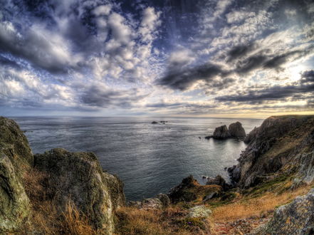 Обои на рабочий стол Alderney, Channel islands / Остров Олдерни, Нормандские острова, скалистый берег, море, небо в облаках