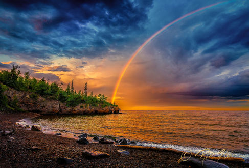 Обои на рабочий стол Радуга не облачном небе, Minnesotas North Shore, фотограф Rikk Flohr